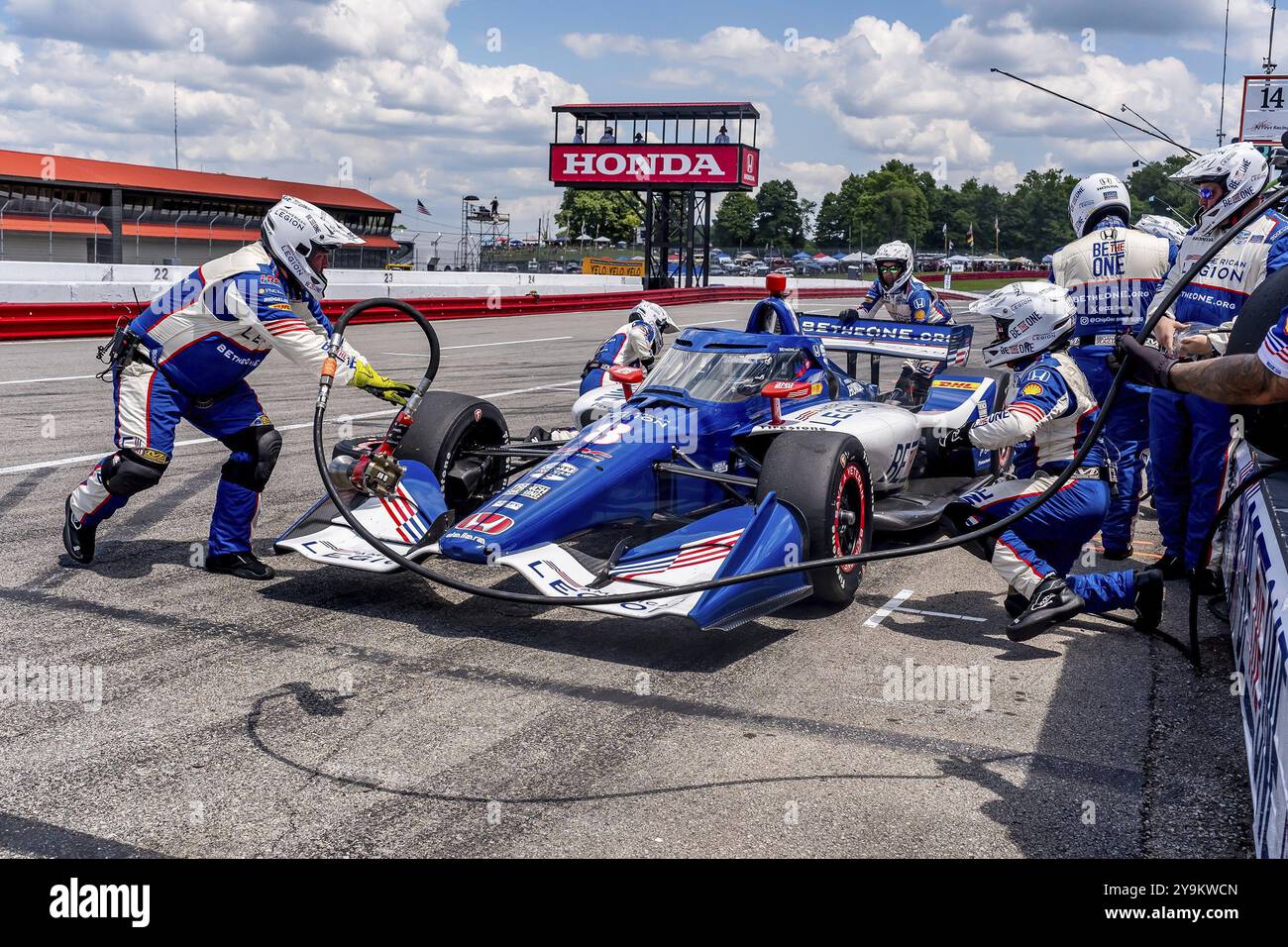 LINUS LUNDQVIST (R) (8) aus Stockholm, Schweden, kommt während des Honda Indy 200 auf dem Mid-Ohio Sports Car Course in Lexington, OH, auf die Grube Stockfoto