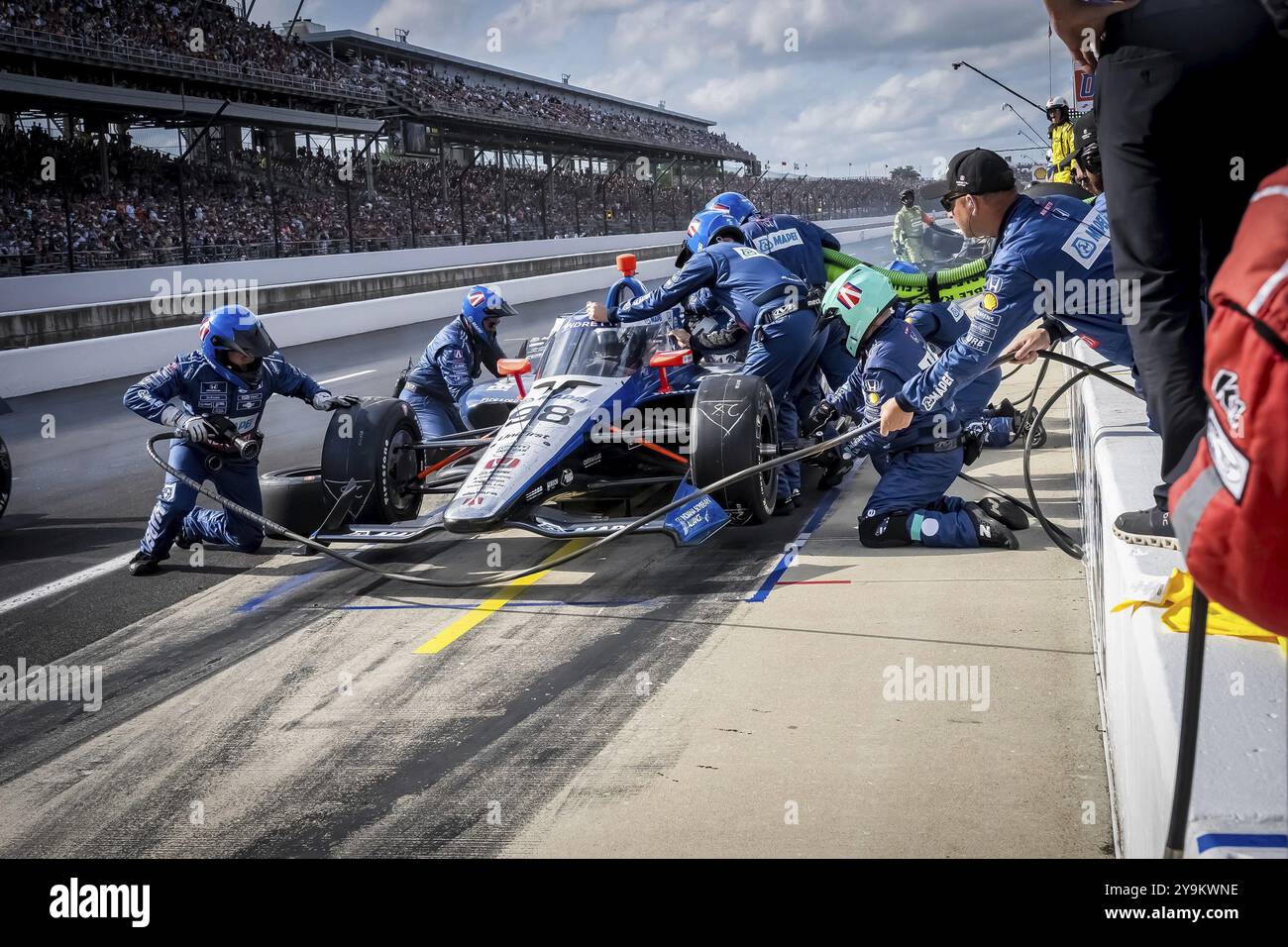 MARCO ANDRETTI (98) aus Nazareth, Pennsylvania, kommt während der 108. Fahrt des Indianapolis 500 in Indianapolis Motor S auf die Grubenstraße Stockfoto