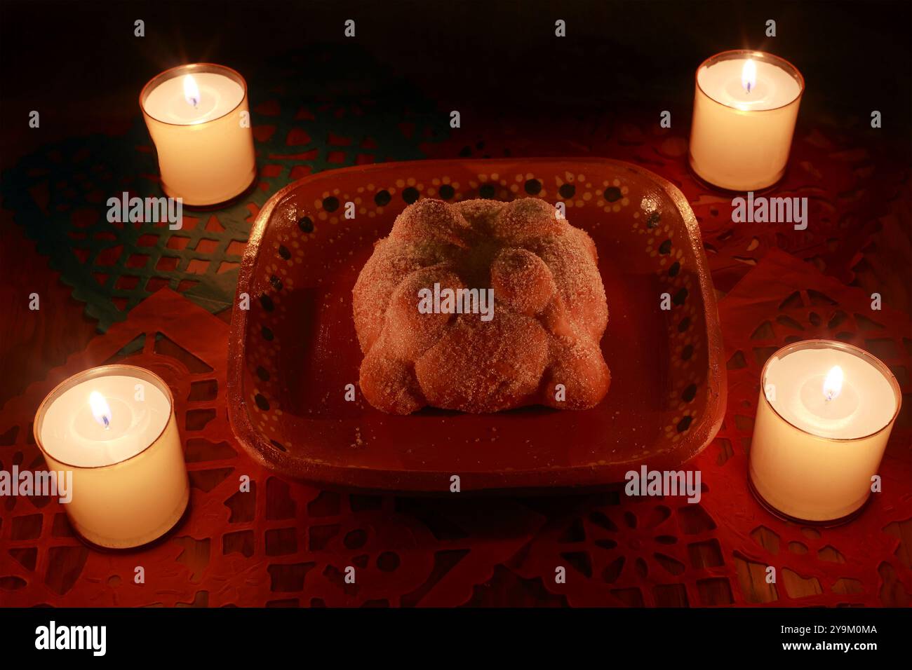 Traditionelles Brot vom Tag der Toten, umgeben von Kerzen Stockfoto