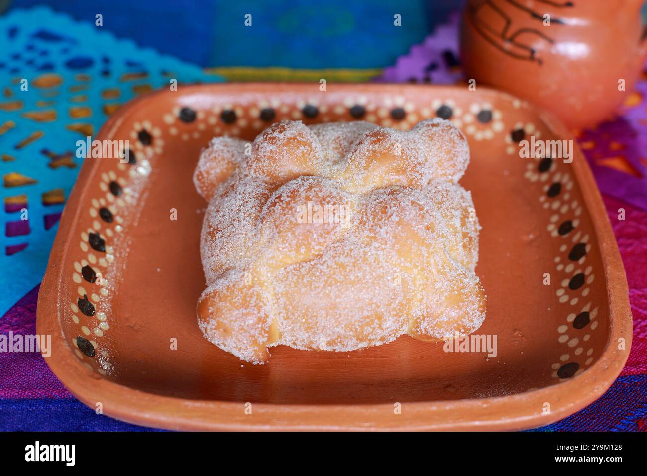 Traditionelles Pan de Muerto auf einem mexikanischen Tongericht Stockfoto