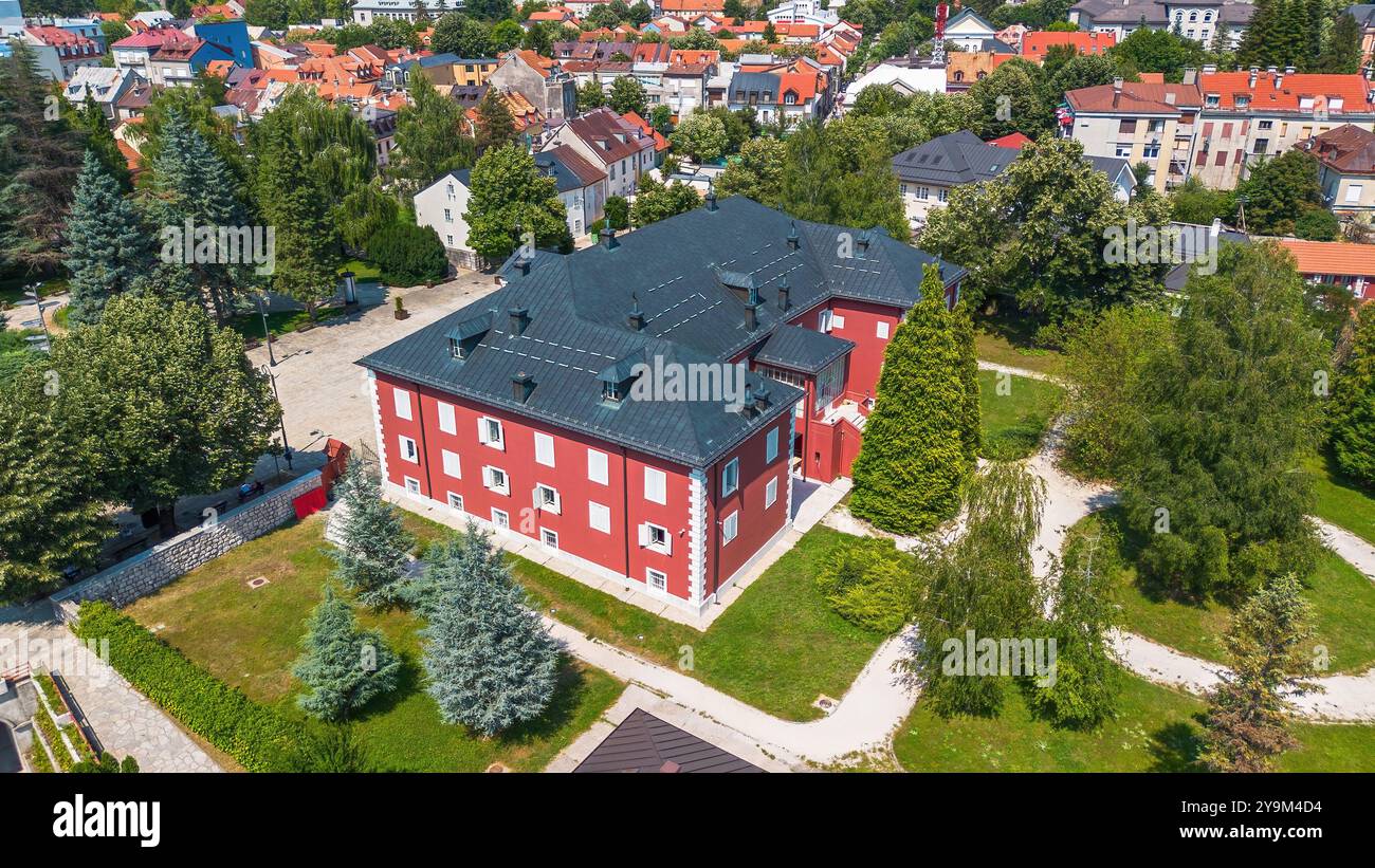 Aus der Vogelperspektive des Königspalastes von Cetinje, in dem sich heute das König-Nikolaus-Museum in der ehemaligen Hauptstadt Montenegros auf dem Balkan befindet Stockfoto