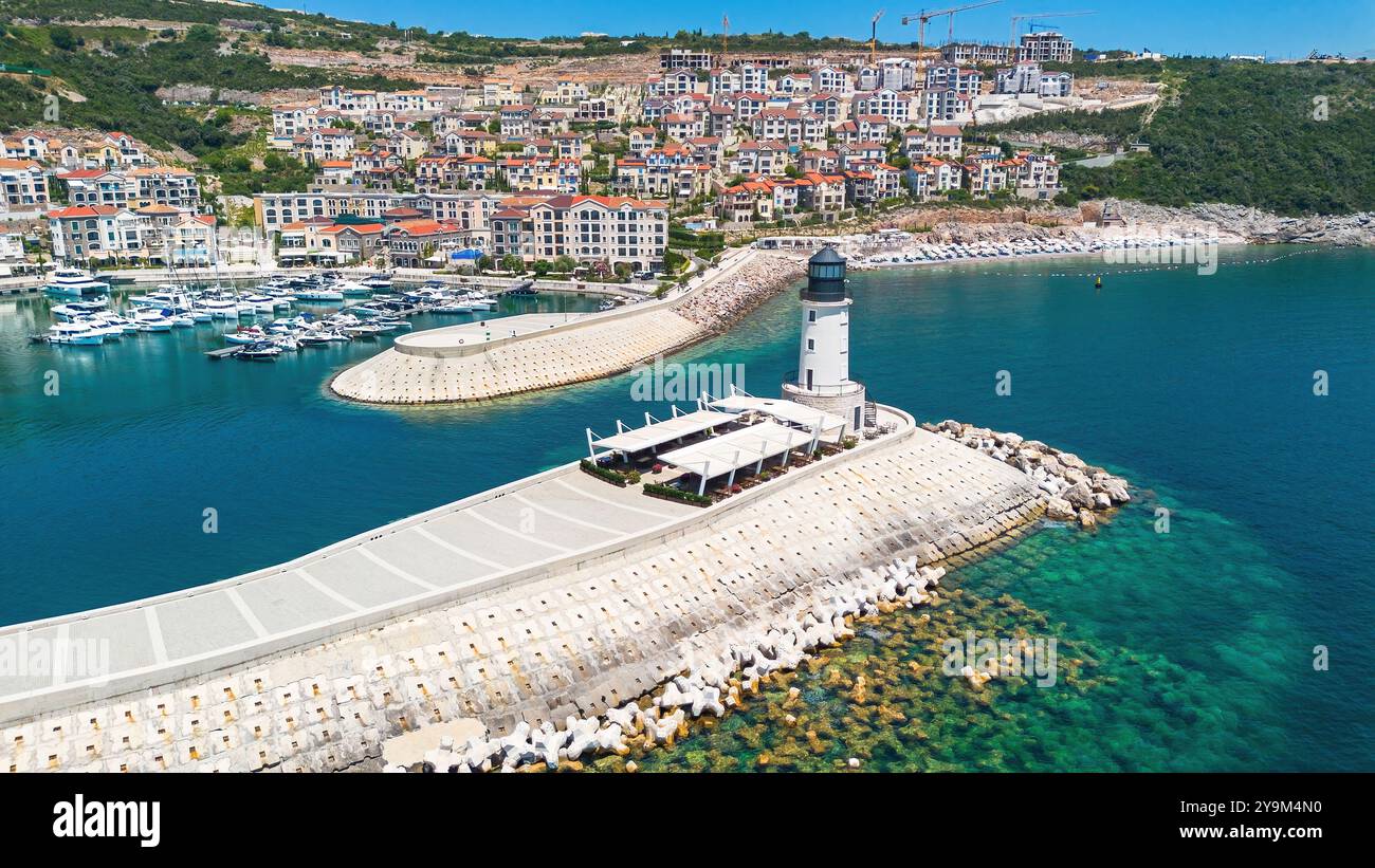 Blick aus der Vogelperspektive auf die Bucht von Lustica, ein neues Luxusresort an der Küste der Adria in Montenegro - exklusiver Yachthafen für private Yachten mit Anlegesteg Stockfoto