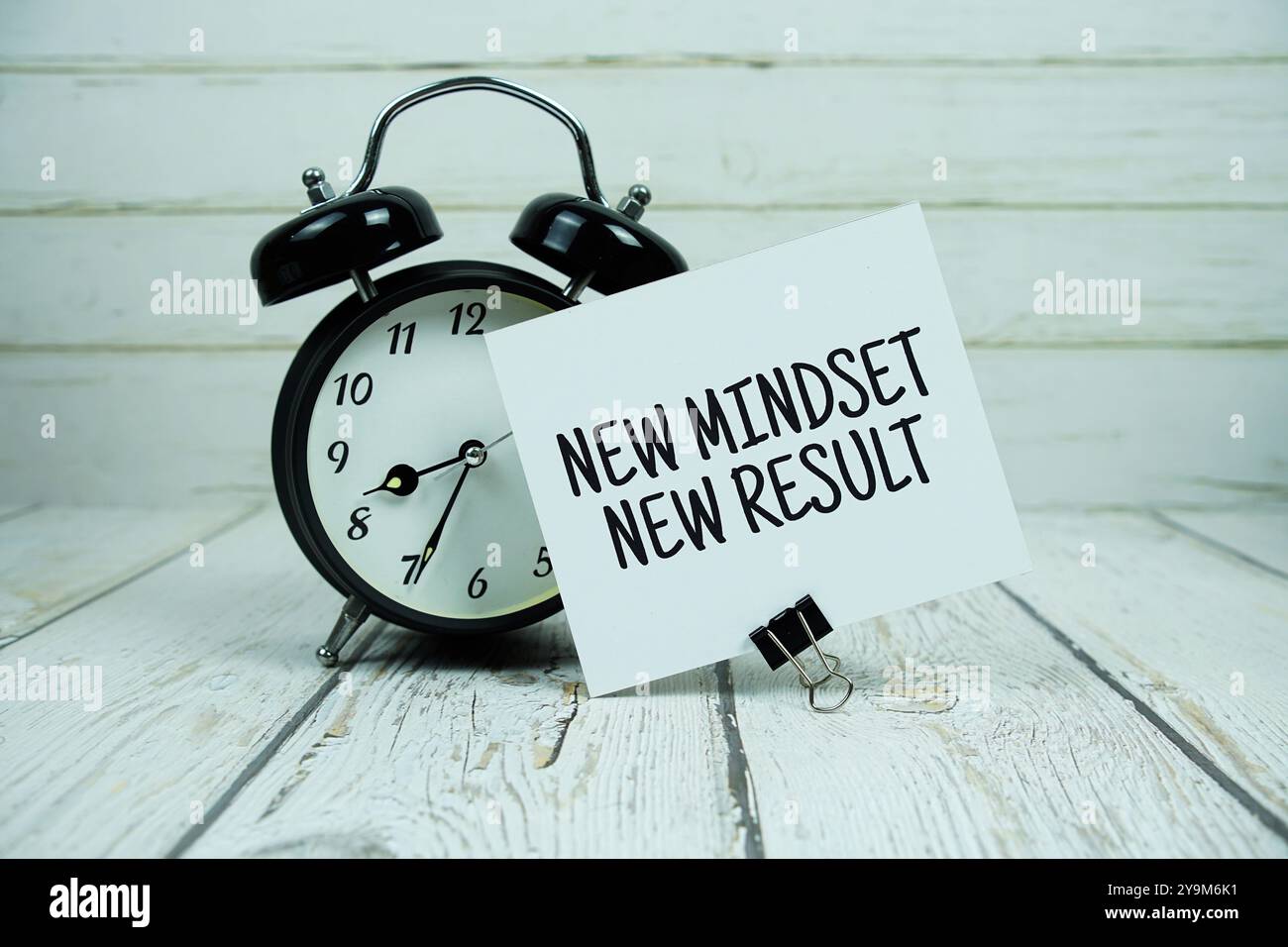 Inspirierendes Zitat neue Denkweise Textnachricht zu neuen Ergebnissen Stockfoto