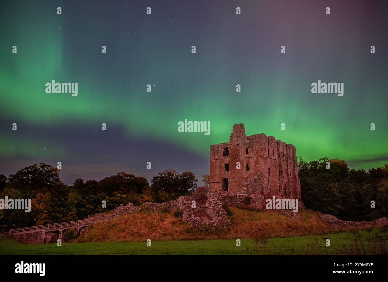 Die Nordlichter über Norham Castle, Northumberland, England, Großbritannien Stockfoto