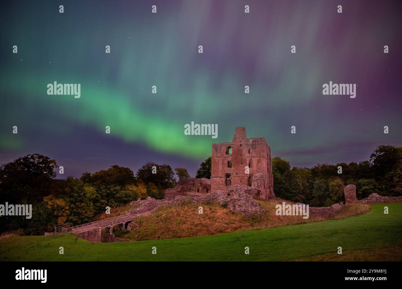 Die Nordlichter über Norham Castle, Northumberland, England, Großbritannien Stockfoto
