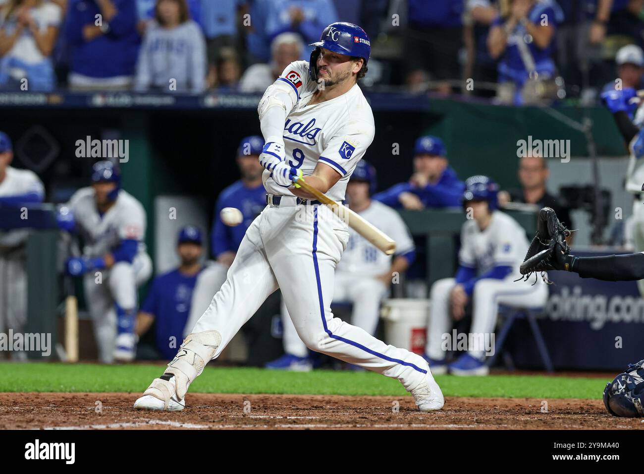 10. Oktober 2024: Kansas City Royals ernannte Hitter Vinnie Pasquantino (9) trifft ein RBI-Doppel und erzielt im Kauffman Stadium in Kansas City, MO, einen Shortstop Bobby Witt Jr. (7) der Kansas City Royals gegen die New York Yankees, nicht gezeigt. David Smith/CSM (Bild: © David Smith/Cal Sport Media) Stockfoto