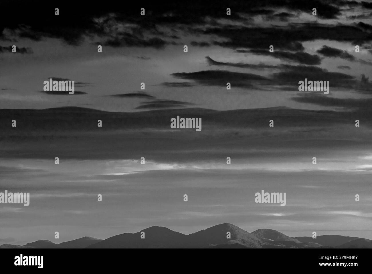 Dramatischer bewölkter Himmel über dem Double Hill Mountain: Eine wunderschöne Landschaft Stockfoto