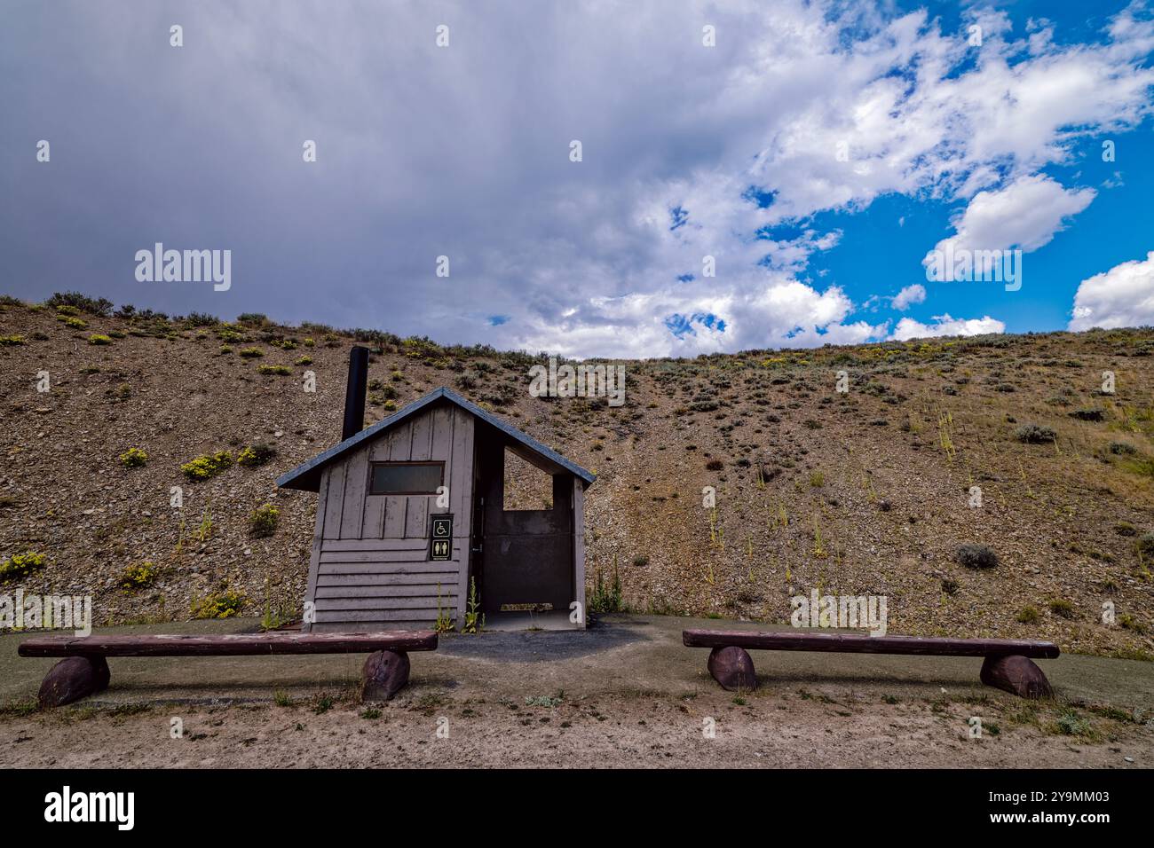 Sturmwolken schweben über den öffentlichen Toiletten und Bänken am Lemhi Pass an der Grenze zwischen Idaho und Montana, USA Stockfoto