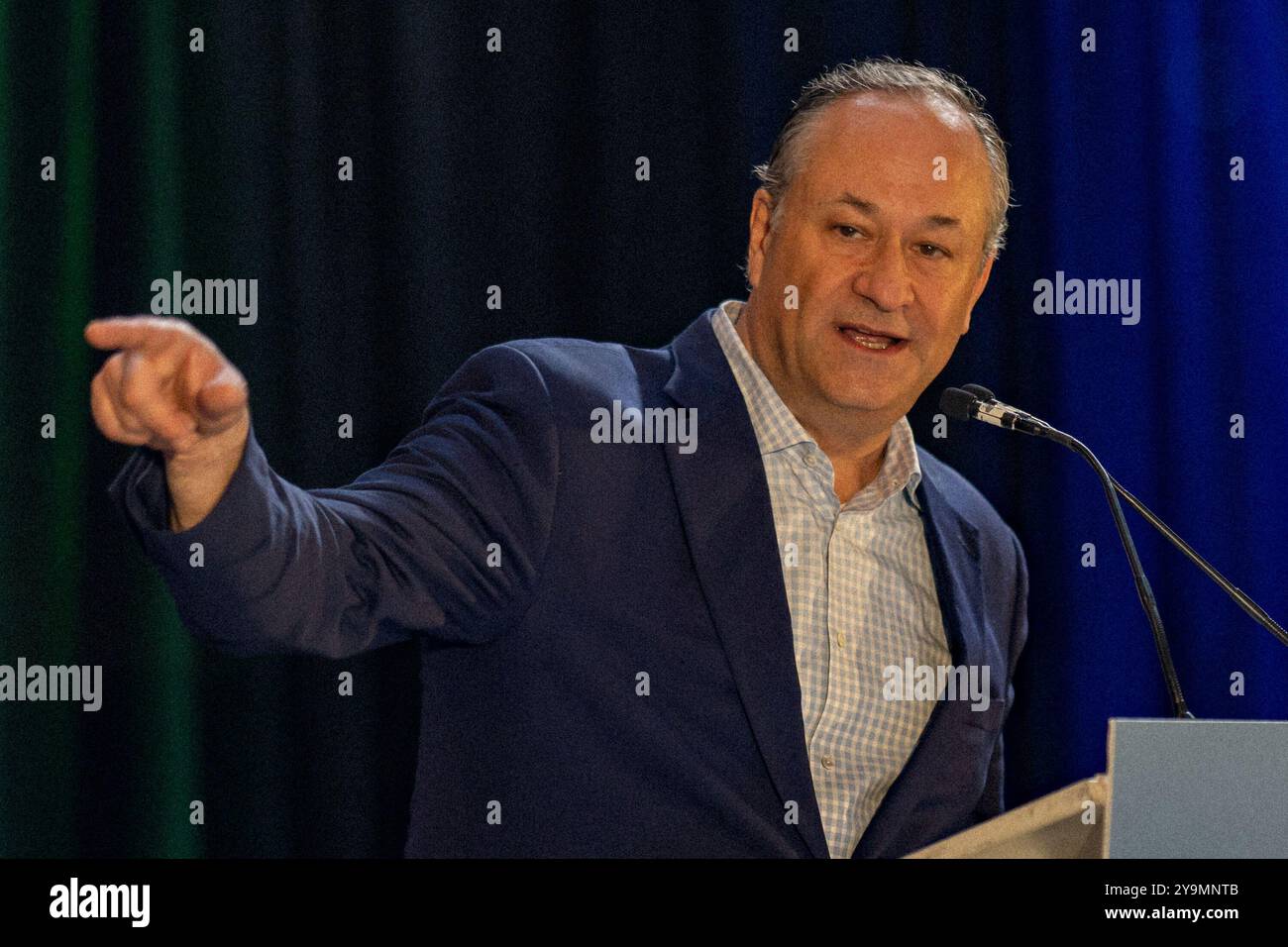 Atlanta, Georgia – 10. Oktober 2024: Der zweite Gentleman Doug Emhoff spricht bei der Atlanta Pride-Veranstaltung mit der Schauspielerin und Aktivistin Julia Roberts und Senatorin Raphael Warnock. (Foto: Phil Mistry / PHIL FOTO) Credit: Phil Mistry/Alamy Live News Stockfoto