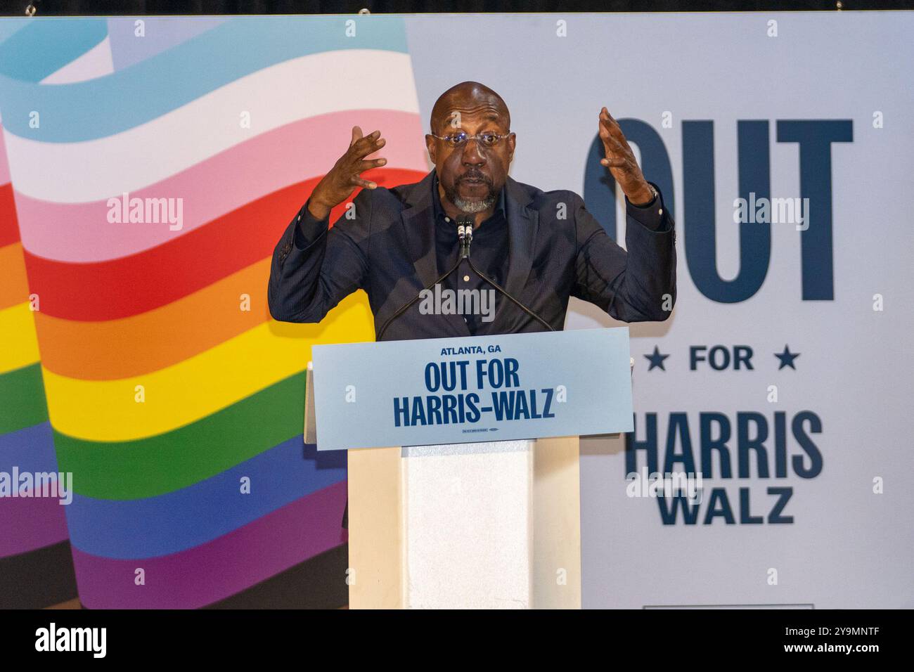 Atlanta, Georgia – 10. Oktober 2024: Senatorin Raphael Warnock spricht bei der Atlanta Pride-Veranstaltung mit dem zweiten Gentleman Doug Emhoff und der Schauspielerin und Aktivistin Julia Roberts. (Foto: Phil Mistry / PHIL FOTO) Credit: Phil Mistry/Alamy Live News Stockfoto