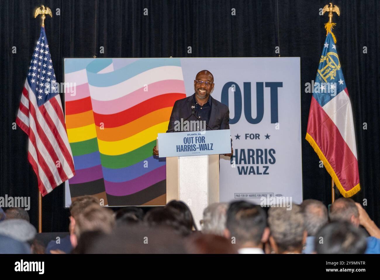 Atlanta, Georgia – 10. Oktober 2024: Senatorin Raphael Warnock spricht bei der Atlanta Pride-Veranstaltung mit dem zweiten Gentleman Doug Emhoff und der Schauspielerin und Aktivistin Julia Roberts. (Foto: Phil Mistry / PHIL FOTO) Credit: Phil Mistry/Alamy Live News Stockfoto