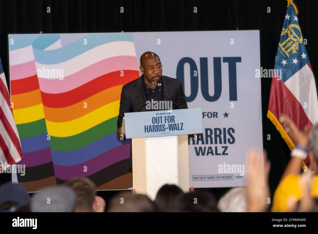 Atlanta, Georgia – 10. Oktober 2024: Senatorin Raphael Warnock spricht bei der Atlanta Pride-Veranstaltung mit dem zweiten Gentleman Doug Emhoff und der Schauspielerin und Aktivistin Julia Roberts. (Foto: Phil Mistry / PHIL FOTO) Credit: Phil Mistry/Alamy Live News Stockfoto