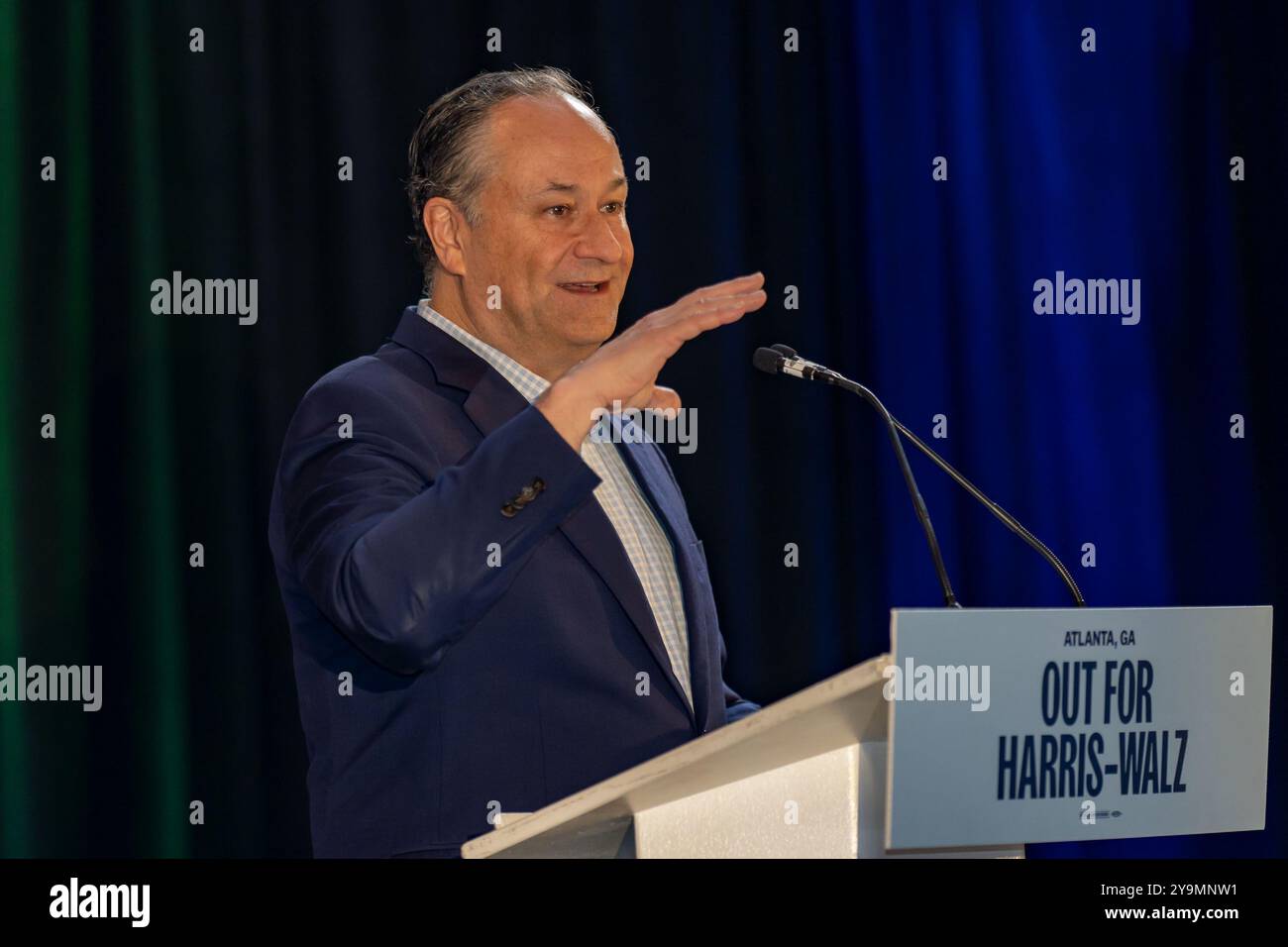 Atlanta, Georgia – 10. Oktober 2024: Der zweite Gentleman Doug Emhoff spricht bei der Atlanta Pride-Veranstaltung mit der Schauspielerin und Aktivistin Julia Roberts und Senatorin Raphael Warnock. (Foto: Phil Mistry / PHIL FOTO) Credit: Phil Mistry/Alamy Live News Stockfoto