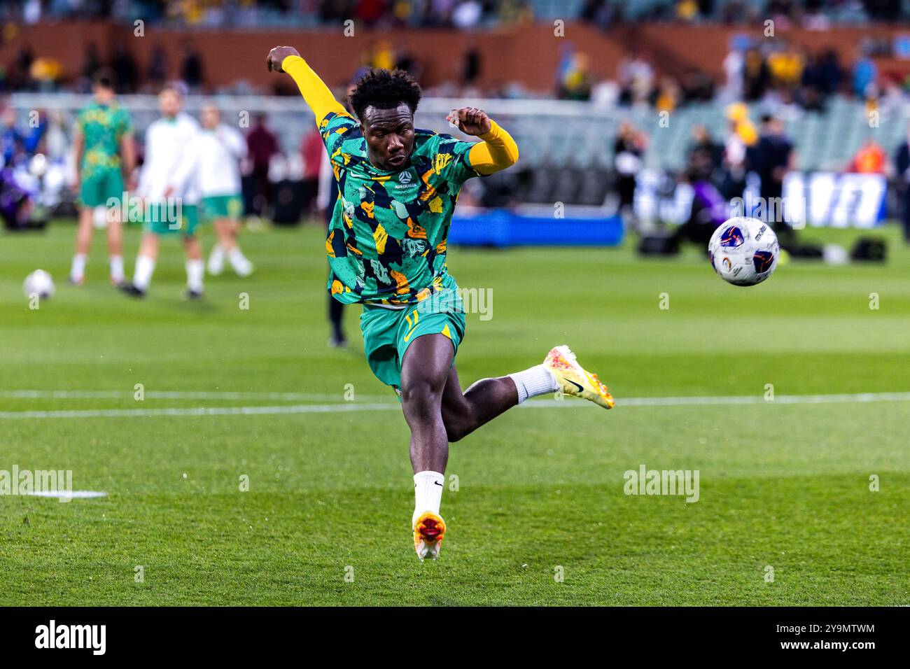 Adelaide, Australien, 10. Oktober 2024. Team Australien Stürmer Nestory Irankunda in Aktion während der Aufwärmphase vor dem Spiel der AFC-Qualifikation zur FIFA Fussball-Weltmeisterschaft 2026 in der dritten Runde zwischen Australien und China PR am 10. Oktober 2024 in Adelaide, Australien. Quelle: Santanu Banik/Speed Media/Alamy Live News Stockfoto