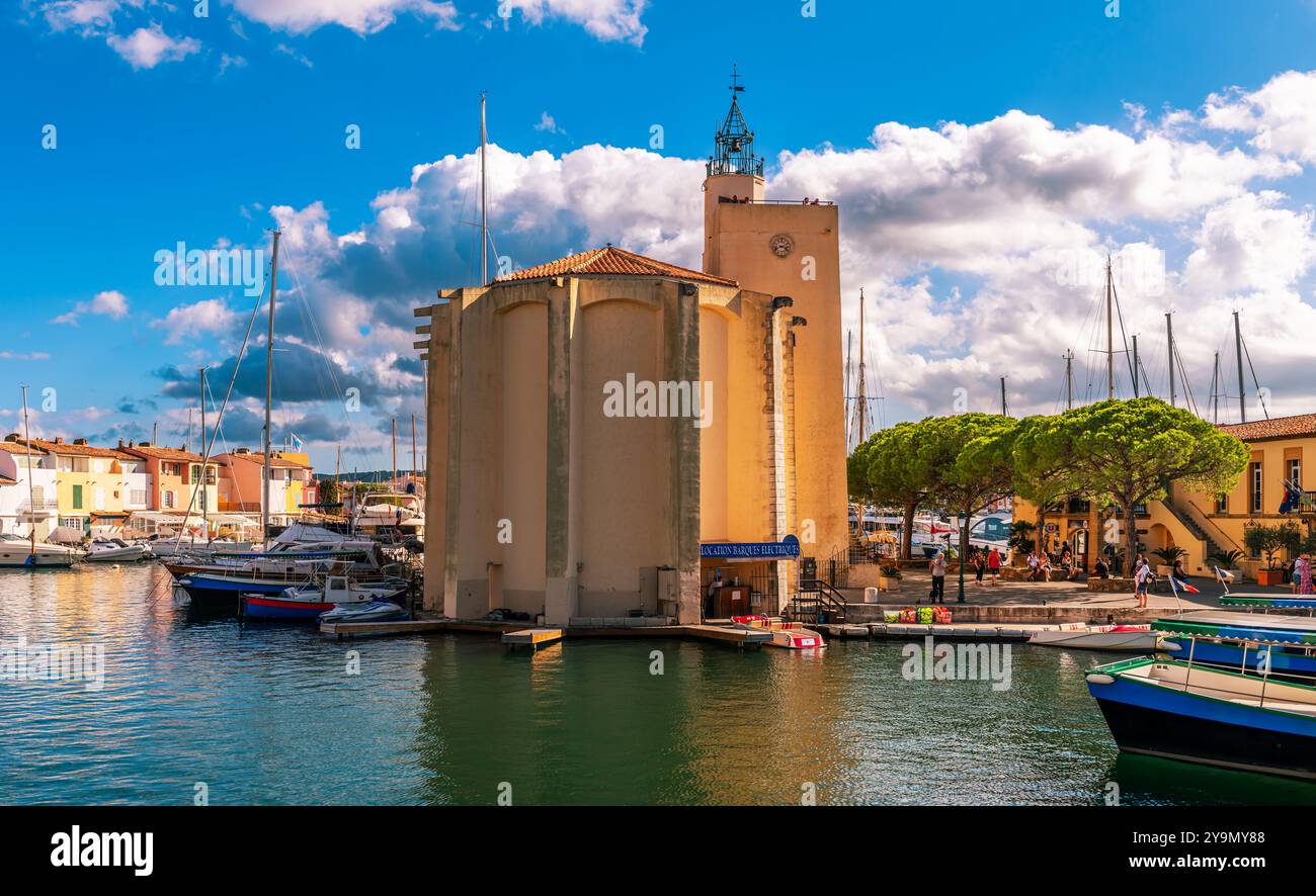 Dorf auf Stelzen von Port Grimaud, im Var in der Provence Alpes Côte d'Azur, Frankreich Stockfoto