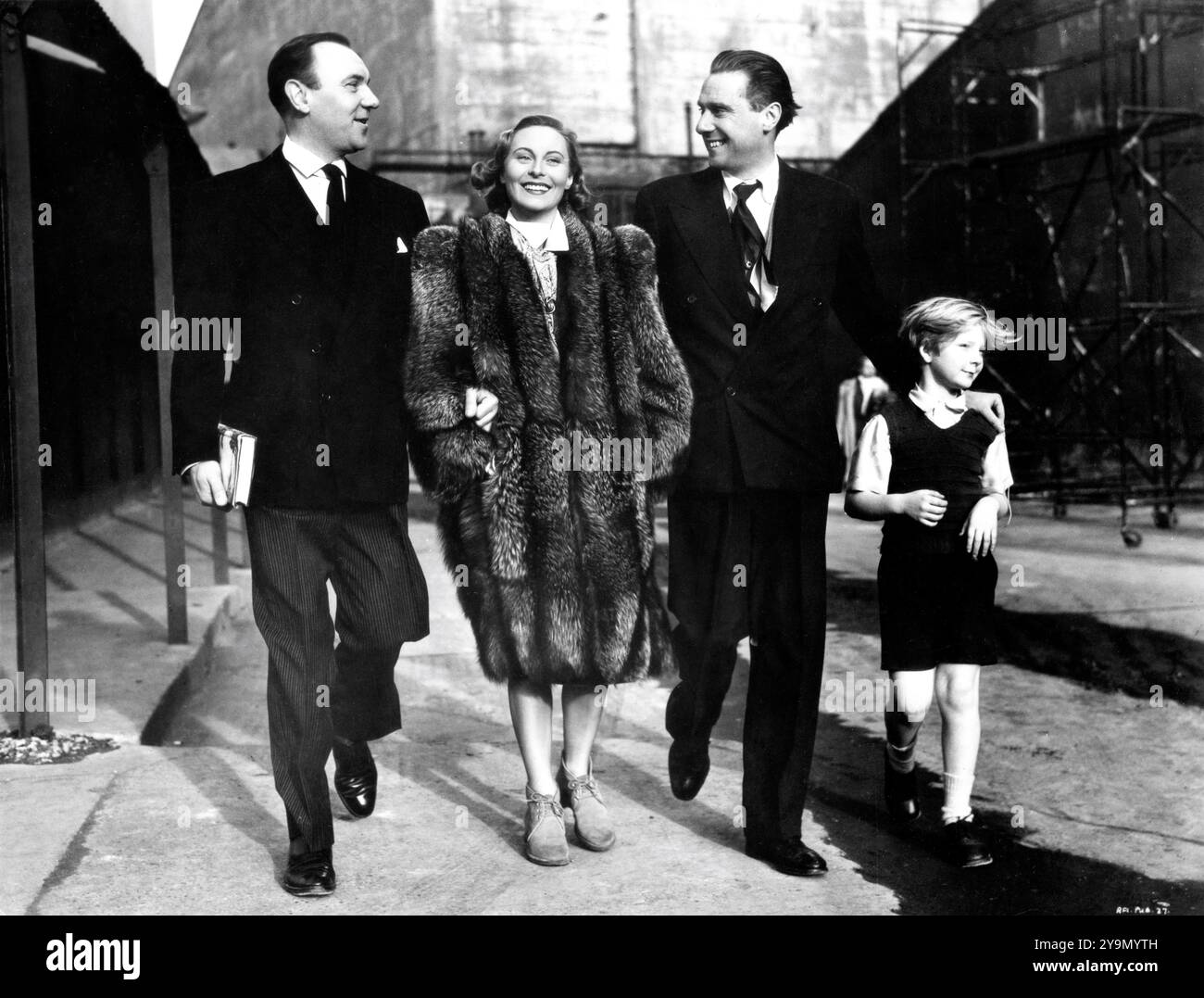 RALPH RICHARDSON MICHELE MORGAN Produzent/Regisseur CAROL REED und BOBBY HENREY in den London Film Studios, Shepperton während der Dreharbeiten des GEFALLENEN IDOL 1948 Regisseurs CAROL REED Kurzgeschichte und Drehbuch Graham Greene Executive Productions Alexander Korda London Film Productions / British Lion Film Corporation Stockfoto