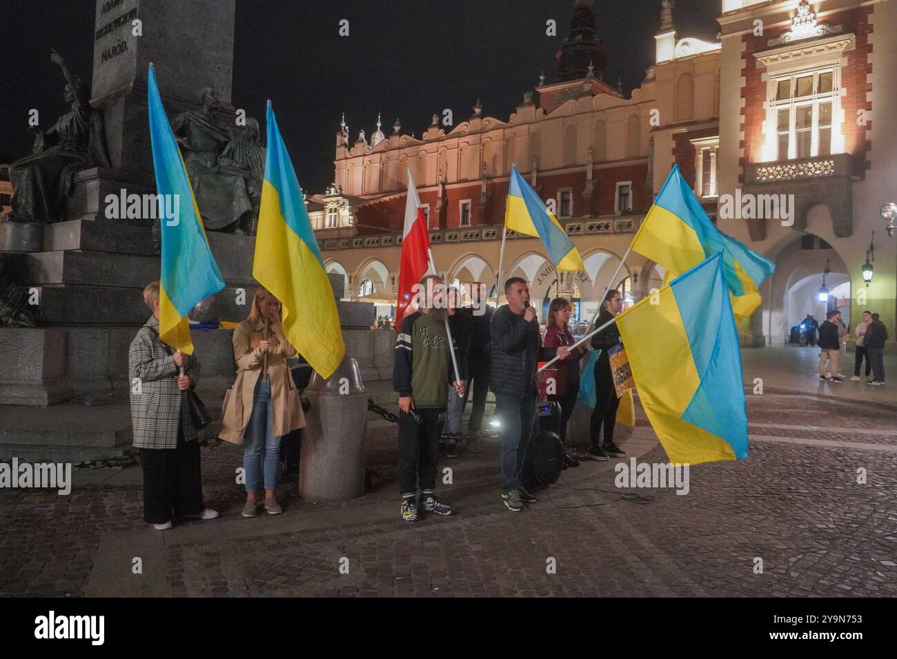 Krakau, Polen . 10. Oktober 2024 polnische und ukrainische Unterstützer nehmen an einer kleinen Mahnwache auf dem Krakauer Altstadtplatz mit Fahnen und Spruchbändern Teil, um Solidarität mit dem ukrainischen Volk zu zeigen. Die russische Invasion auf ukrainisches Territorium, die im Februar 2022 begann, hat eine Flüchtlingskrise mit einer Million ukrainischer Flüchtlinge in Polen Kredite ausgelöst. Amer Ghazzal/Alamy Live News Stockfoto