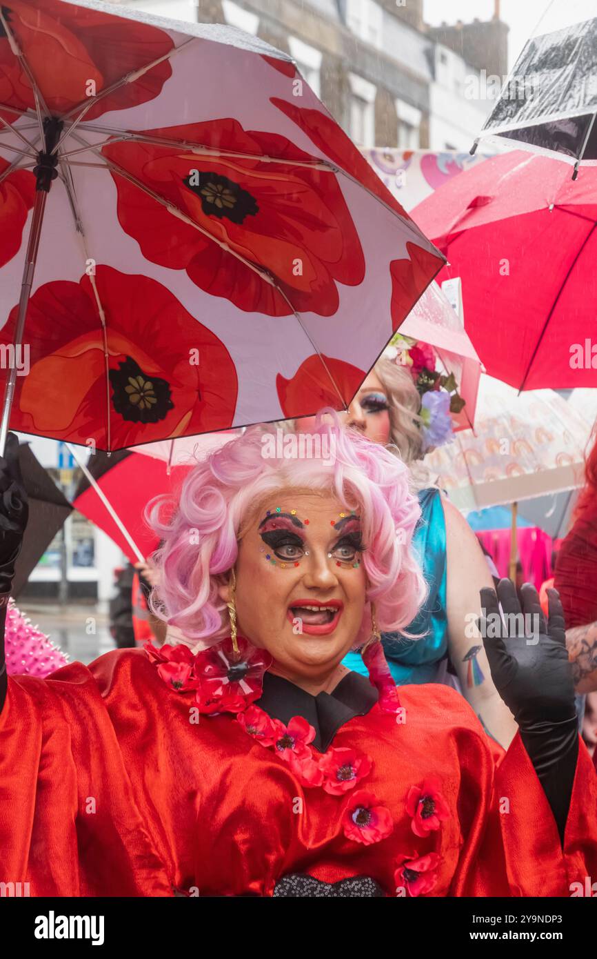 England, Kent, Dover, Dover Pride Parade, lustiges Bild von Drag Queen, die Regenschirm hält, in Pouring Rain Stockfoto England, Kent, Dover, Dover Pride Parade, lustiges Bild von Drag Queen, die Regenschirm hält, in Pouring Rain Stockfoto