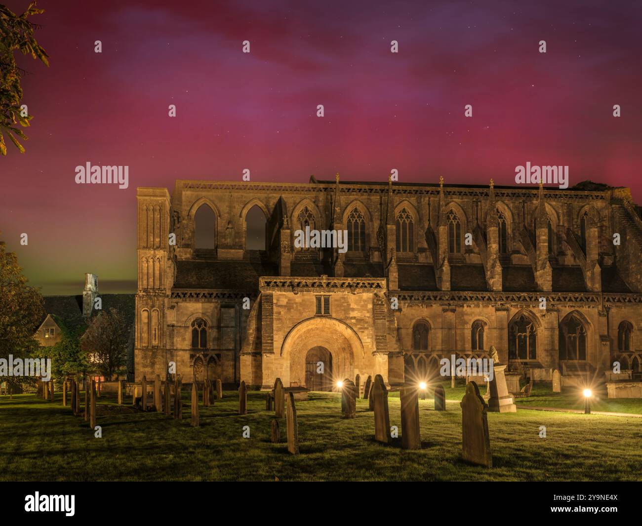 Malmesbury, Wiltshire, Großbritannien. Oktober 2024. In einer kühlen Nacht erleuchtet die aurora den Nachthimmel über der historischen Abtei in der Stadt Malmesbury am Hügel von Cotswold. Quelle: Terry Mathews/Alamy Live News Stockfoto