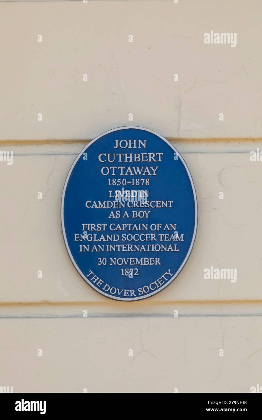 England, Kent, Dover, Blue Plaque Wall Memorial für John Cuthbert Ottaway 1850–1878, den ersten Kapitän einer englischen Fußballmannschaft in einem International i Stockfoto