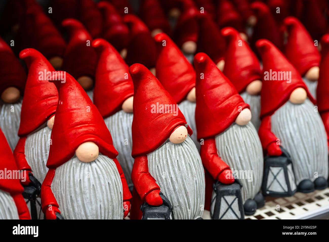 Der Weihnachtsmann spielt in einem Laden Stockfoto