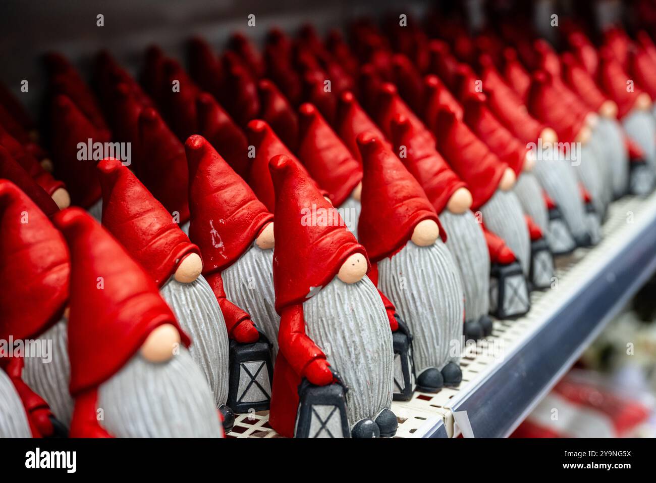 Der Weihnachtsmann spielt in einem Laden Stockfoto