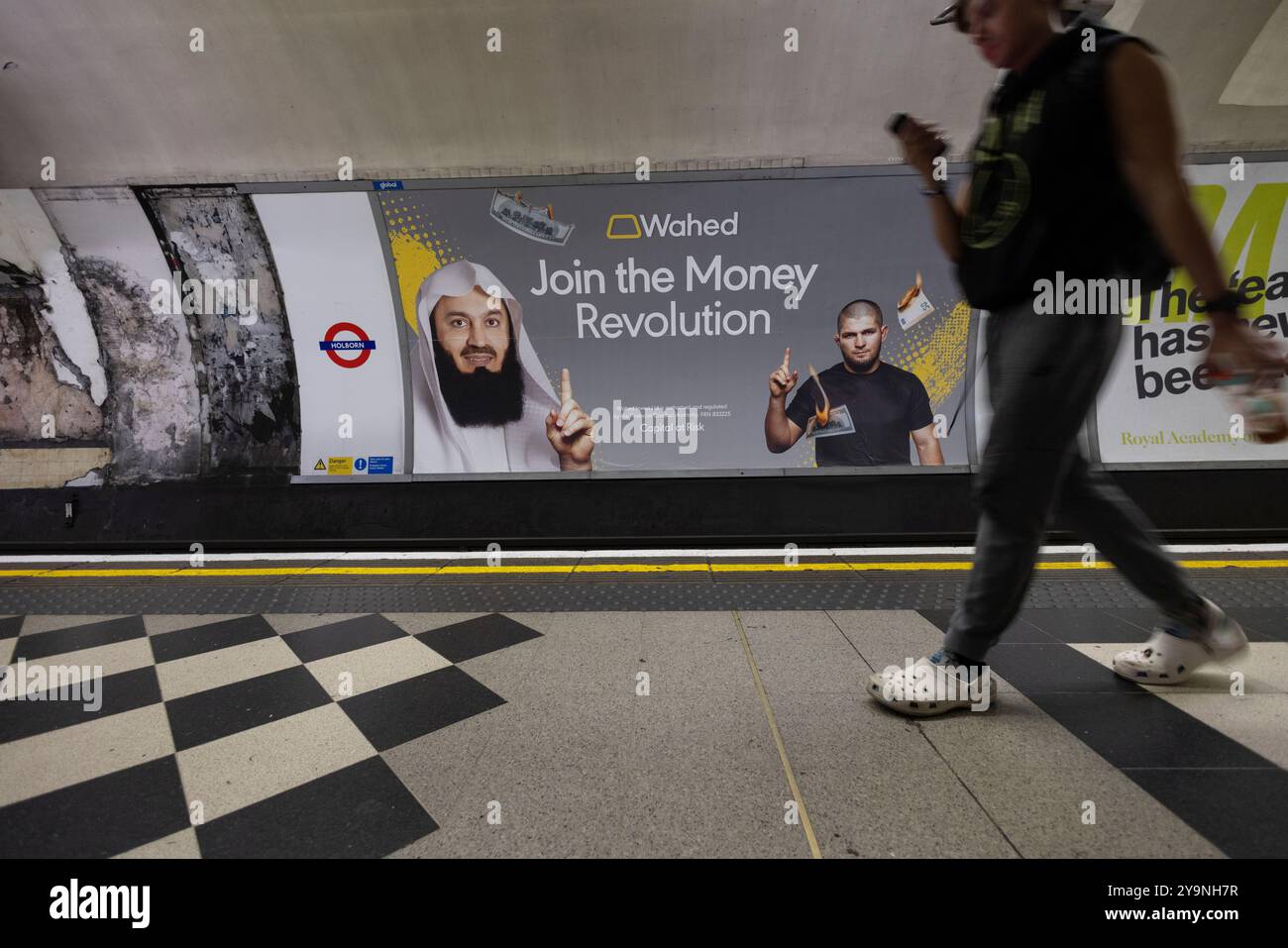 Transport for London (TfL) wurde wegen Werbung auf Röhren kritisiert, die einen umstrittenen islamischen Prediger mit einem Aktenkoffer mit brennenden Dollars zeigt. Stockfoto