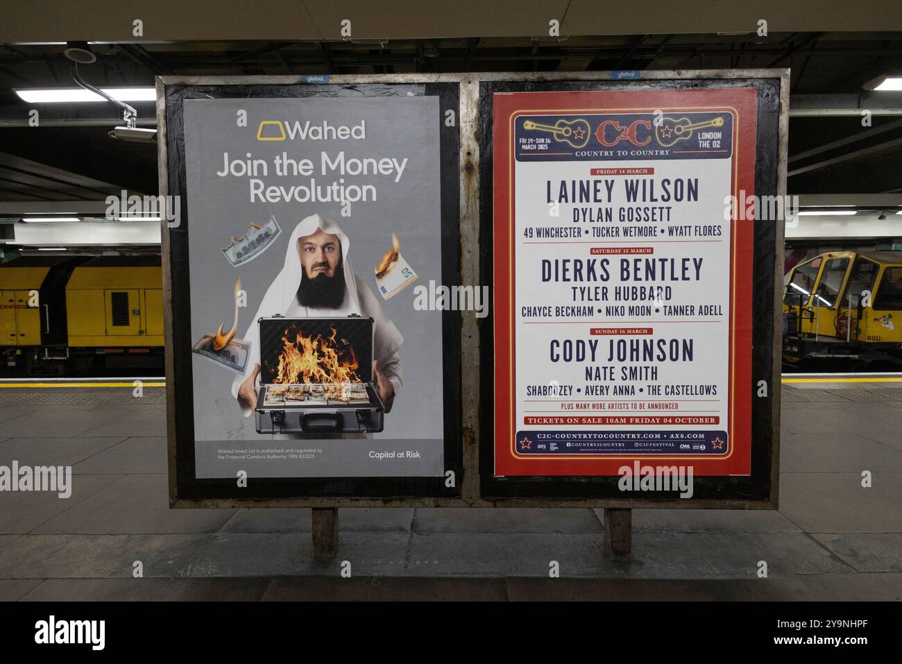 Transport for London (TfL) wurde wegen Werbung auf Röhren kritisiert, die einen umstrittenen islamischen Prediger mit einem Aktenkoffer mit brennenden Dollars zeigt. Stockfoto