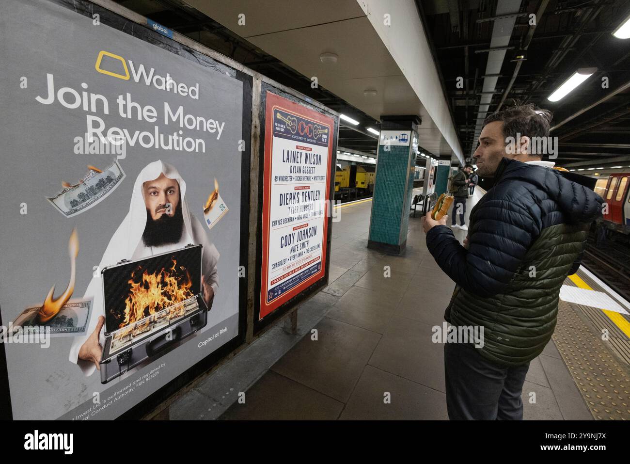 Transport for London (TfL) wurde wegen Werbung auf Röhren kritisiert, die einen umstrittenen islamischen Prediger mit einem Aktenkoffer mit brennenden Dollars zeigt. Stockfoto