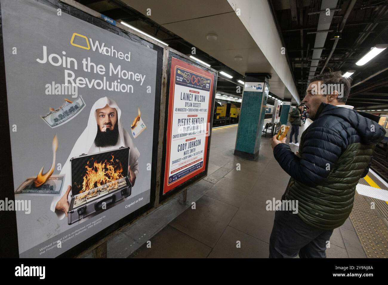 Transport for London (TfL) wurde wegen Werbung auf Röhren kritisiert, die einen umstrittenen islamischen Prediger mit einem Aktenkoffer mit brennenden Dollars zeigt. Stockfoto
