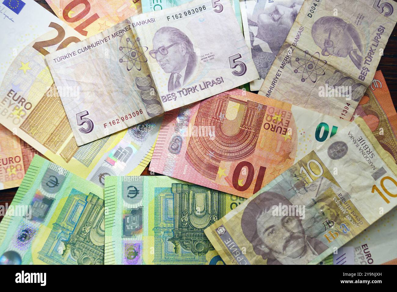 Geld aus verschiedenen Ländern. Banknoten in Höhe von 5 türkischen Lira, 10 serbischen Dinar und die Währung der Euroländer: 10, 100 und 200 Euro. Stockfoto