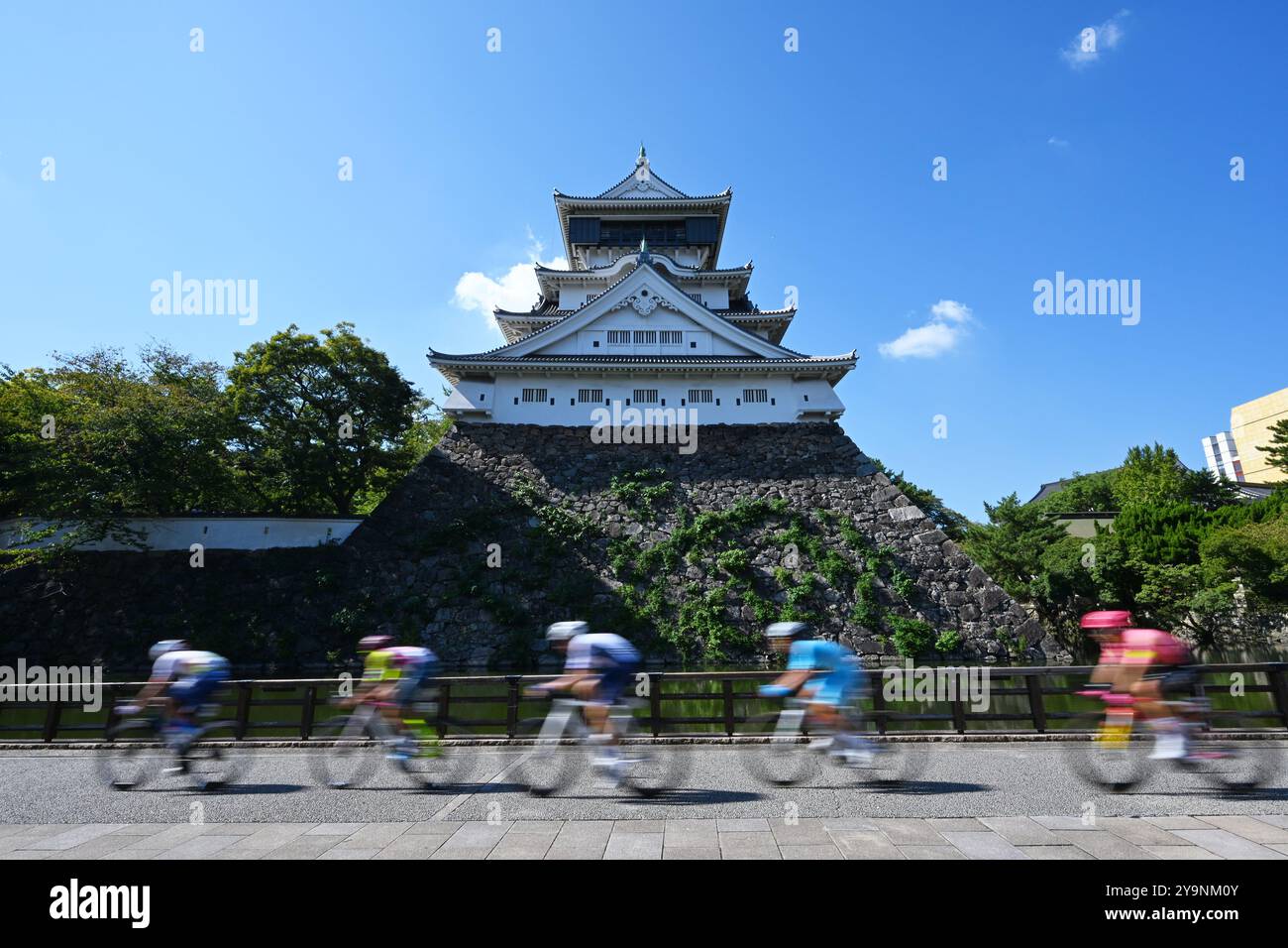 Kitakyushu, Fukuoka, Japan. Kredit: MATSUO. Oktober 2024. Allgemeine Ansicht Radfahren : Kokura Castle Criterium Ausstellung Rennen von 2024 Tour de Kyushu in Kitakyushu, Fukuoka, Japan. Kredit: MATSUO . K/AFLO SPORT/Alamy Live News Stockfoto