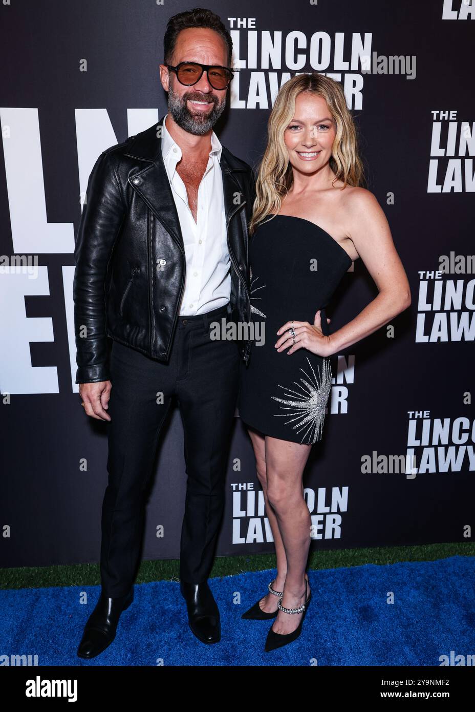 Los Angeles, Usa. Oktober 2024. LOS ANGELES, KALIFORNIEN, USA – 10. OKTOBER: Chris Diamantopoulos und Becki Newton kommen am 10. Oktober 2024 in Los Angeles Center Studios in Los Angeles, Kalifornien, USA bei Netflix's „The Lincoln Lawyer“ Staffel 3 Celebration mit A Taste of Los Angeles' legendären Street Foods an. (Foto: Xavier Collin/Image Press Agency) Credit: Image Press Agency/Alamy Live News Stockfoto