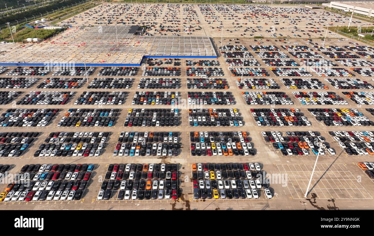 NINGDE, CHINA – 10. OKTOBER 2024 – Fahrzeuge, die bei einem Automobilhersteller geparkt sind, werden in Kürze auf den Markt in Ningde, Provinz Fujian, Chi, gebracht Stockfoto