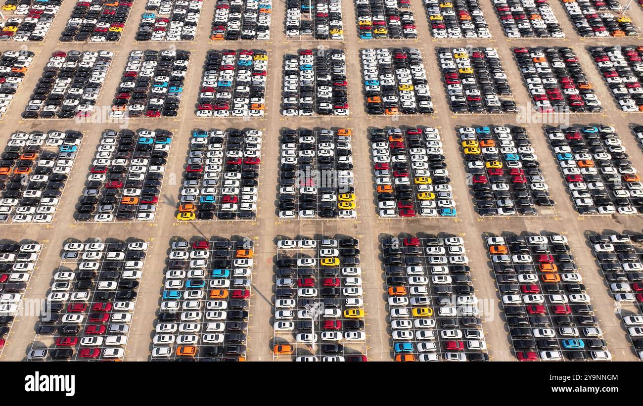 NINGDE, CHINA – 10. OKTOBER 2024 – Fahrzeuge, die bei einem Automobilhersteller geparkt sind, werden in Kürze auf den Markt in Ningde, Provinz Fujian, Chi, gebracht Stockfoto