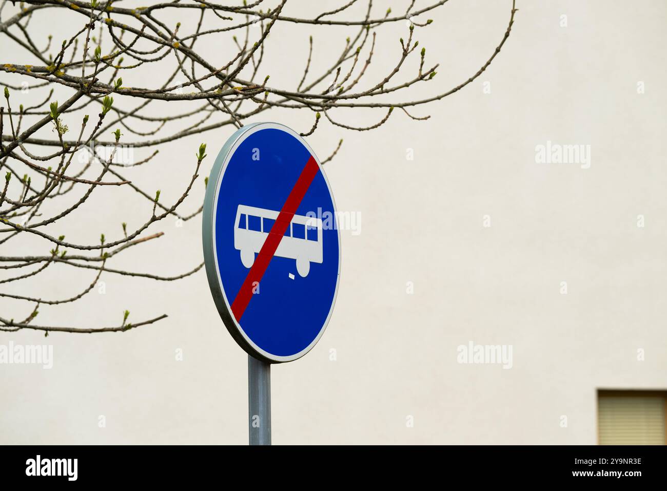 Schild, das das Ende des Bussteigs markiert Stockfoto