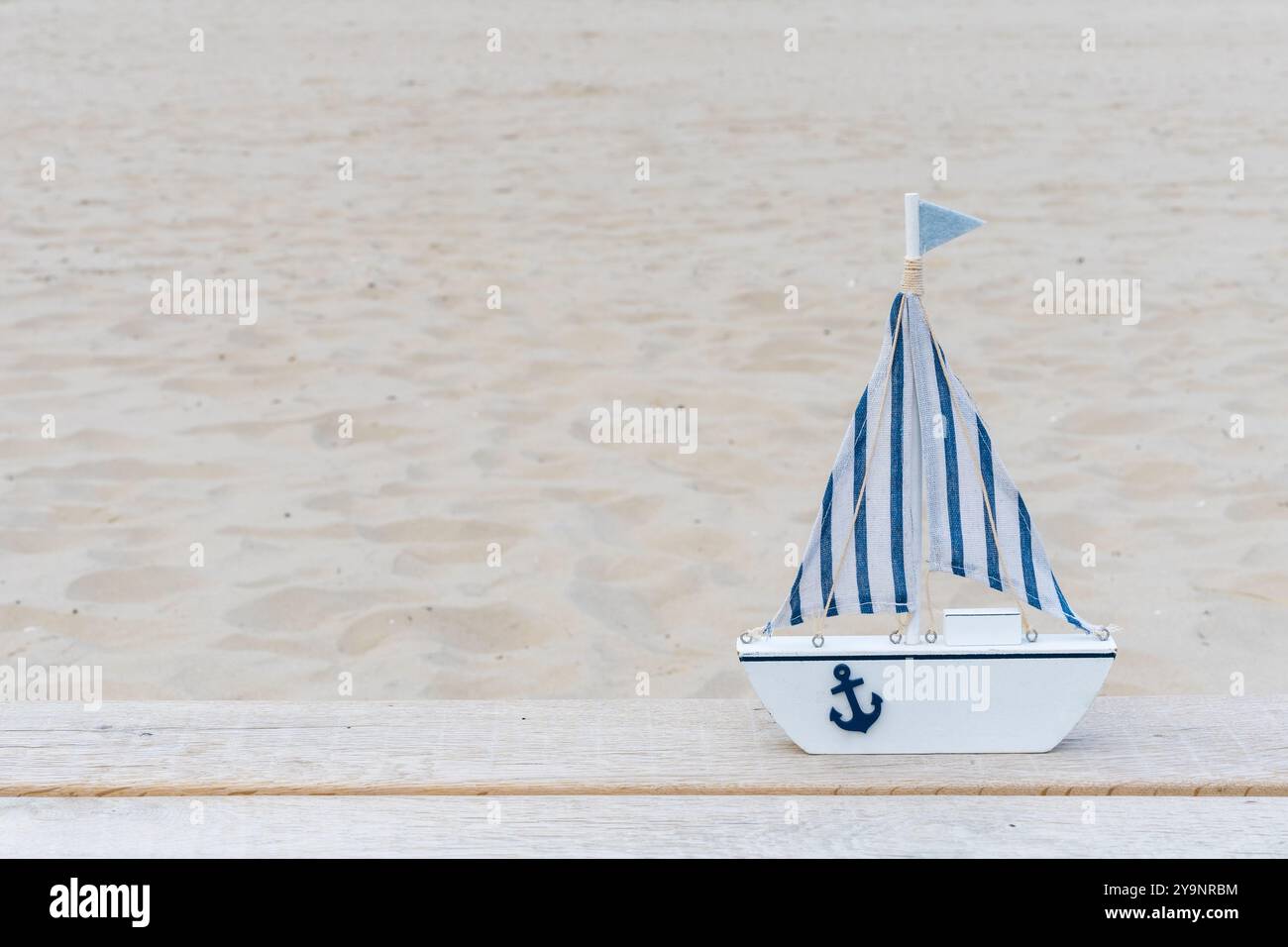 Nautisches Stillleben mit weißem Schiff. Spielzeugmodell Segelschiff. Dekorationen im nautischen Stil. Urlaubssaison. Komposition nautisches Thema. Kopierbereich Stockfoto
