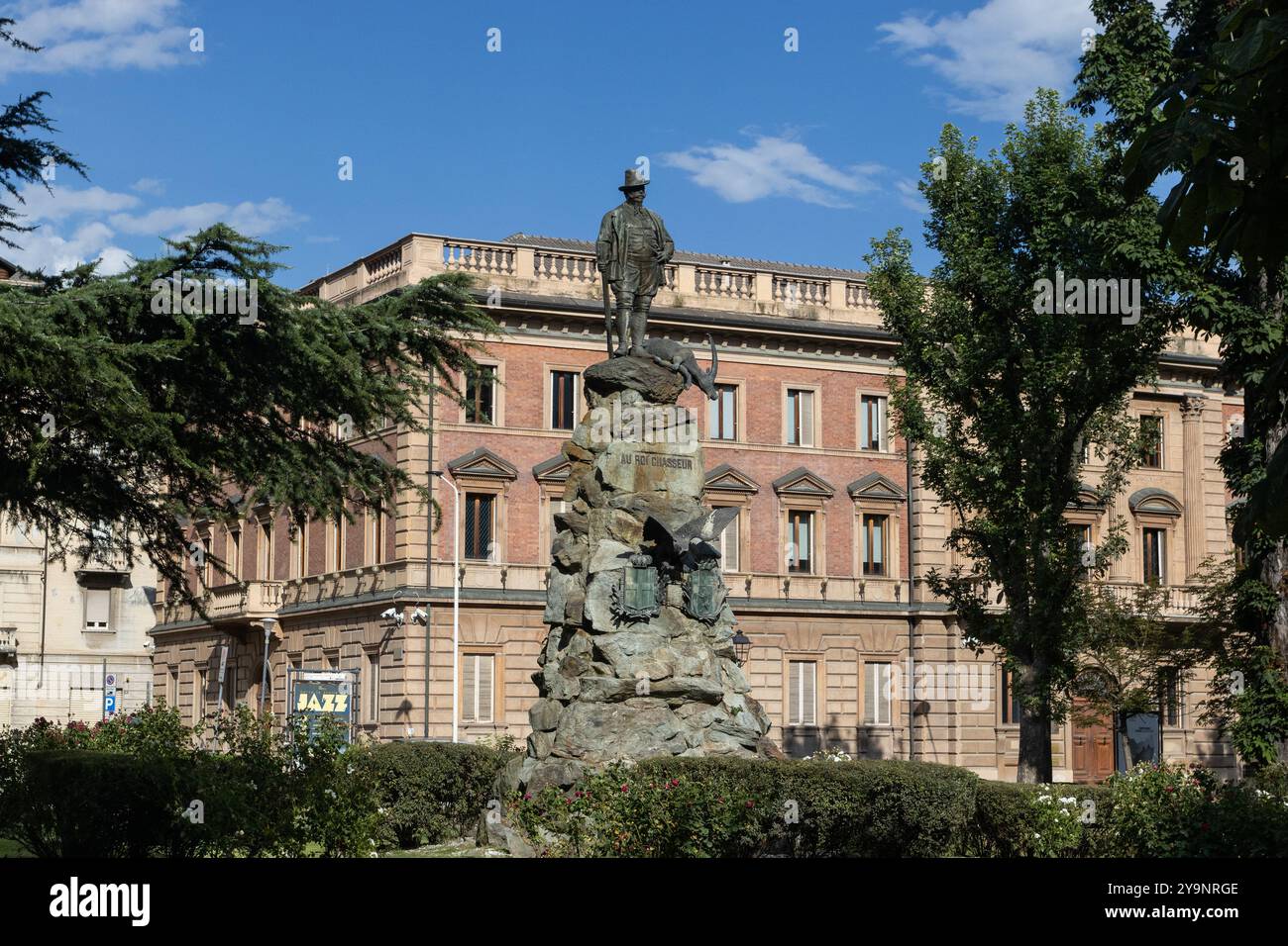 AOSTA, ITALIEN, 2. AUGUST 2024: Blick auf den öffentlichen Park Emilio Lussu in der Stadt Aosta mit Bäumen und alter Bronzestatue. Aosta ist ein beliebter Tourist d Stockfoto