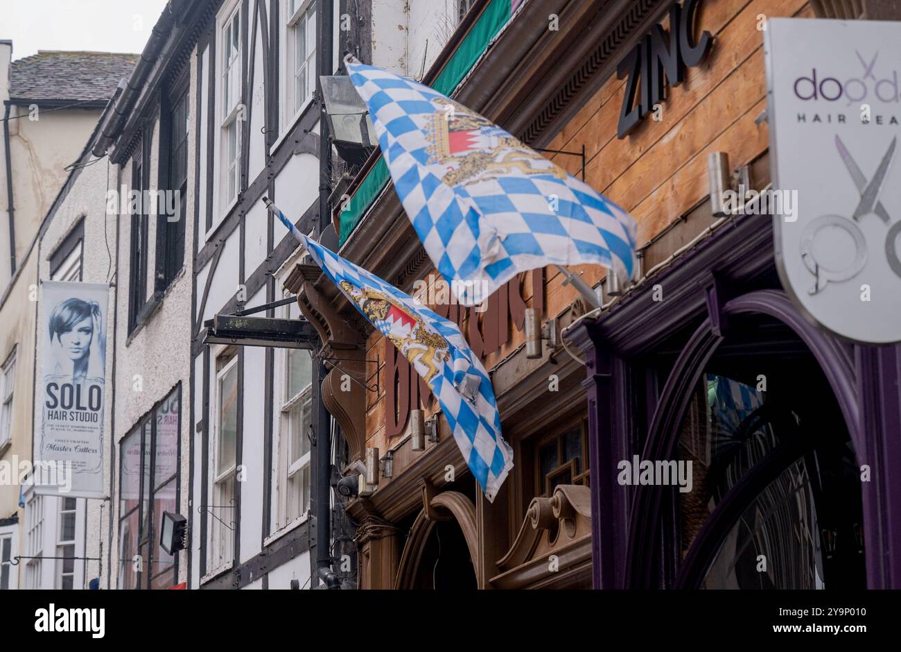 Bayerische Fahnen fliegen vor einem deutschen Bierkellar - Bierkeller-Bar in Maidstone, Kent, Großbritannien Stockfoto