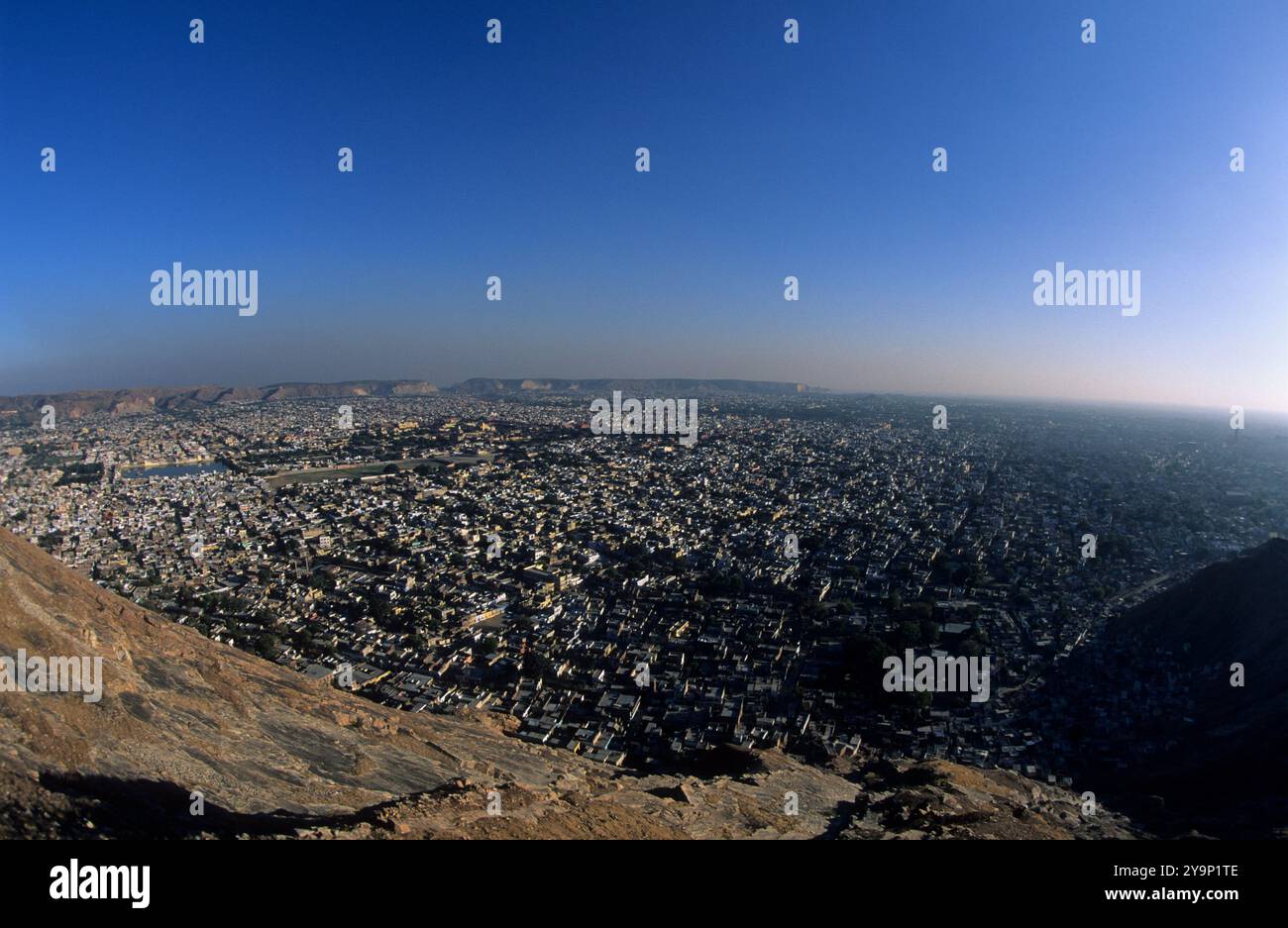 Indien, Rajasthan, der Blick über Jaipur mit einem vollen 180-Grad-Panorama. Stockfoto