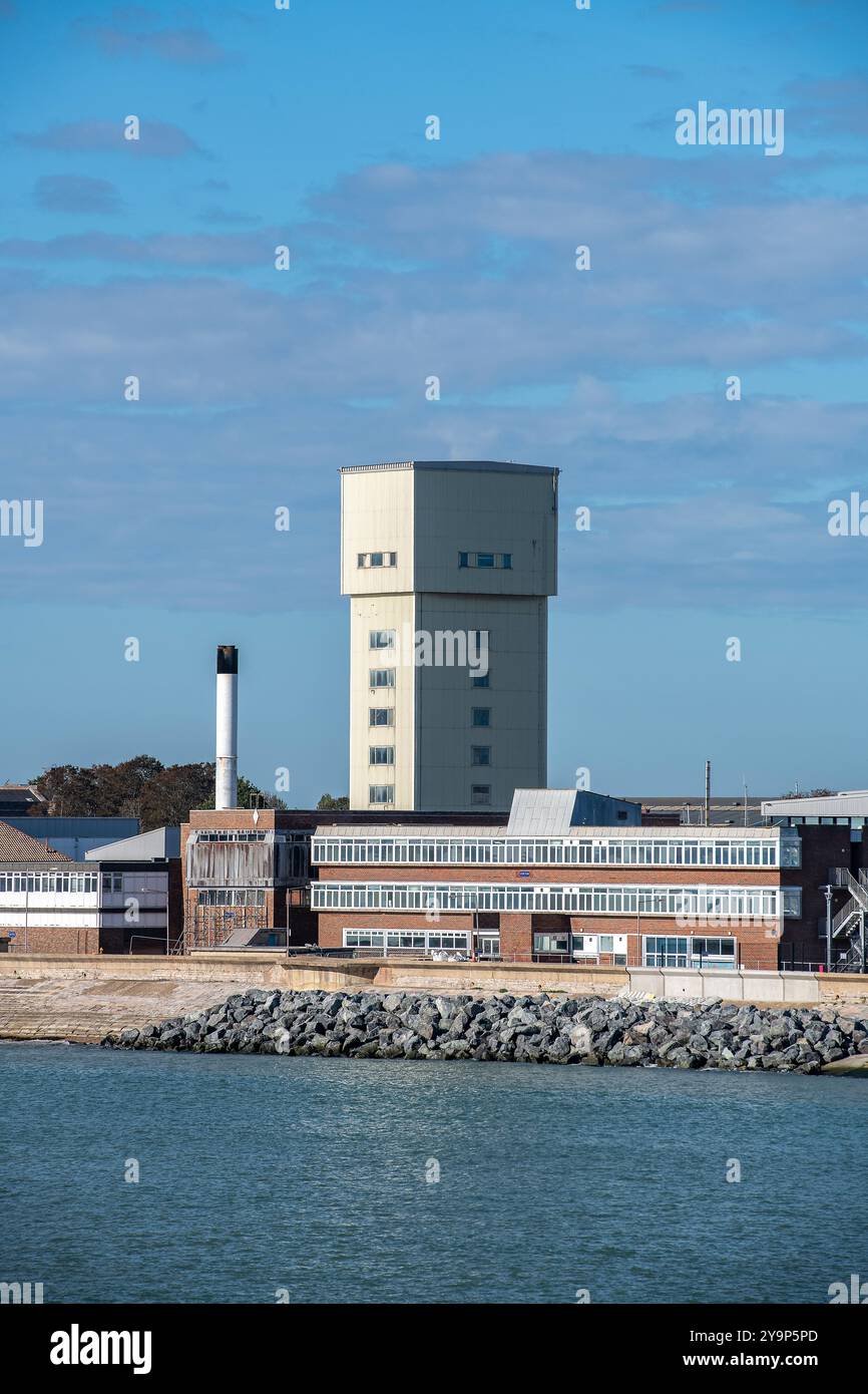 Der Royal Navy U-Boot-Escape-Trainingspanzer am Ufer der HMS Dolphine in Gosport, Hampshire, Großbritannien Stockfoto