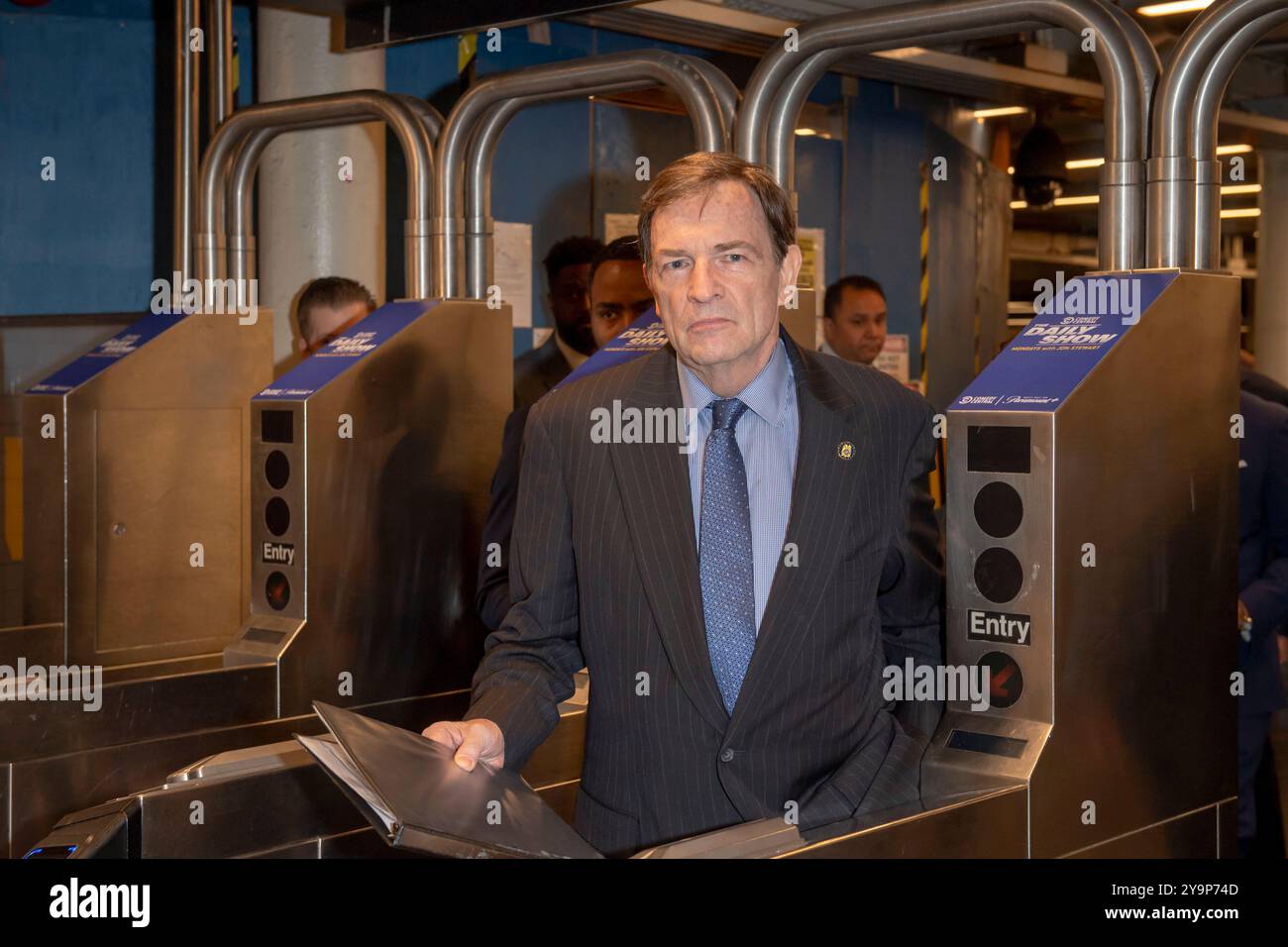 New York, Usa. Oktober 2024. New York City Police Department (NYPD) Interim Police Commissioner Thomas G. Donlon kommt zum Bürgermeister Adams U-Bahn Sicherheit und soziale Dienste Pressekonferenz innerhalb der Times Square 42nd Street U-Bahn Station in Midtown Manhattan. Bürgermeister Adams kündigte die PATH-Initiative an, eine Multi-Agenturen-Initiative, an der das NYPD, das Department of Obdacheless Services und das Gesundheitspersonal beteiligt sind, wobei ein „Co-Response“-Modell verwendet wird, um sowohl Sicherheitsbedürfnisse als auch psychische Gesundheitsbedürfnisse zu erfüllen, um mehr New Yorkern zu helfen. Quelle: SOPA Images Limited/Alamy Live News Stockfoto
