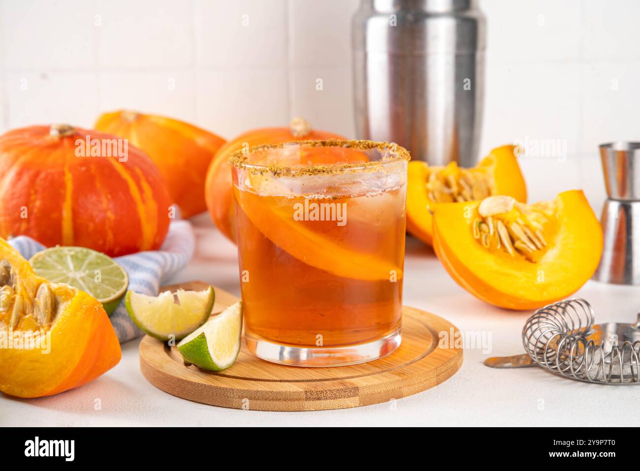 Thanksgiving Margarita, Süßer Kürbis Sträucher Cocktail, Alkohol leckeres Herbstgetränk auf weißem Hintergrund mit Scheiben Kürbisse, Kopierraum Stockfoto