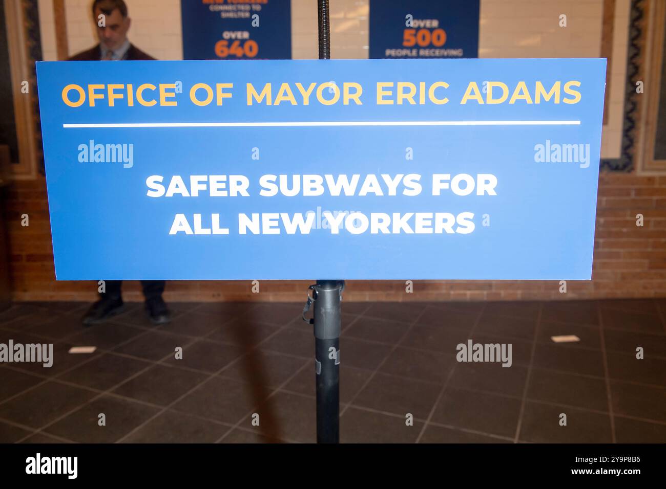 New York, Usa. Oktober 2024. Atmosphäre in der Mayor Adams U-Bahn-Pressekonferenz für Sicherheit und soziale Dienste in der 42nd Street U-Bahn-Station des Times Square in Midtown Manhattan. Bürgermeister Adams kündigte die PATH-Initiative an, eine Multi-Agenturen-Initiative, an der das NYPD, das Department of Obdacheless Services und das Gesundheitspersonal beteiligt sind, wobei ein „Co-Response“-Modell verwendet wird, um sowohl Sicherheitsbedürfnisse als auch psychische Gesundheitsbedürfnisse zu erfüllen, um mehr New Yorkern zu helfen. (Foto: Ron Adar/SOPA Images/SIPA USA) Credit: SIPA USA/Alamy Live News Stockfoto