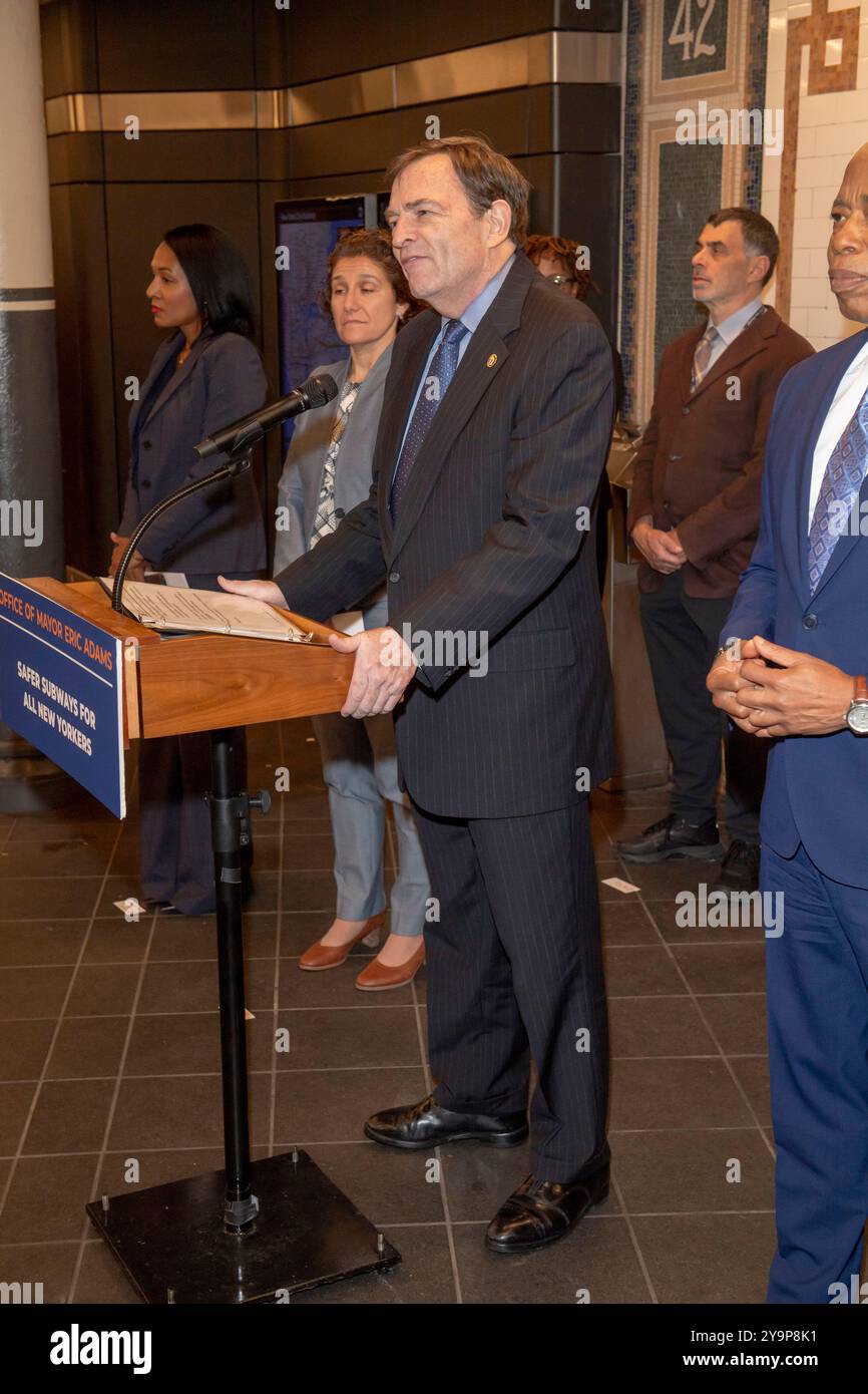 Der Interim Police Department von New York City (NYPD) Thomas G. Donlon spricht auf der Pressekonferenz des Bürgermeisters Adams Subway Safety and Social Services in der 42nd Street U-Bahn-Station des Times Square in Midtown Manhattan. Bürgermeister Adams kündigte die PATH-Initiative an, eine Multi-Agenturen-Initiative, an der das NYPD, das Department of Obdacheless Services und das Gesundheitspersonal beteiligt sind, wobei ein „Co-Response“-Modell verwendet wird, um sowohl Sicherheitsbedürfnisse als auch psychische Gesundheitsbedürfnisse zu erfüllen, um mehr New Yorkern zu helfen. (Foto: Ron Adar/SOPA Images/SIPA USA) Stockfoto