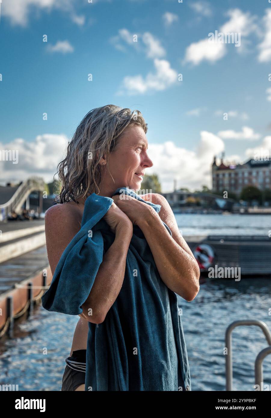 Reife Frau, Die Nach Dem Schwimmen Ins Wasser Schaut Stockfoto