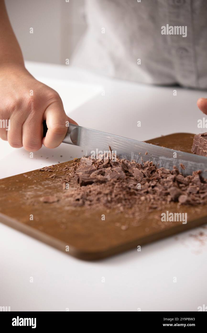 Hacken Sie Schokolade für Ein Rezept Stockfoto
