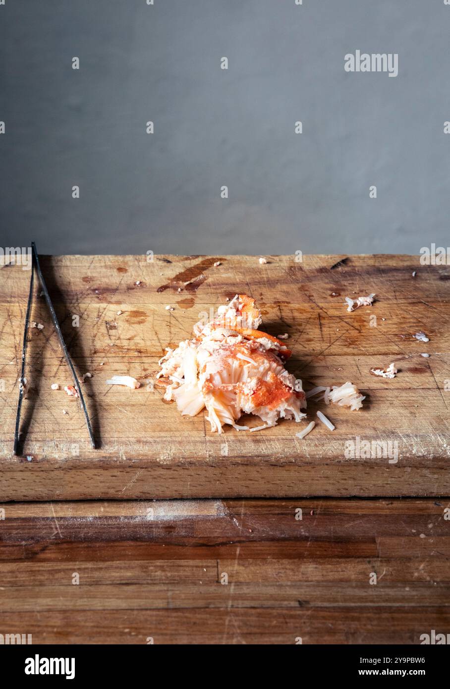 Hummerfleisch und Küchenwerkzeug auf hölzernem Schneidebrett Stockfoto