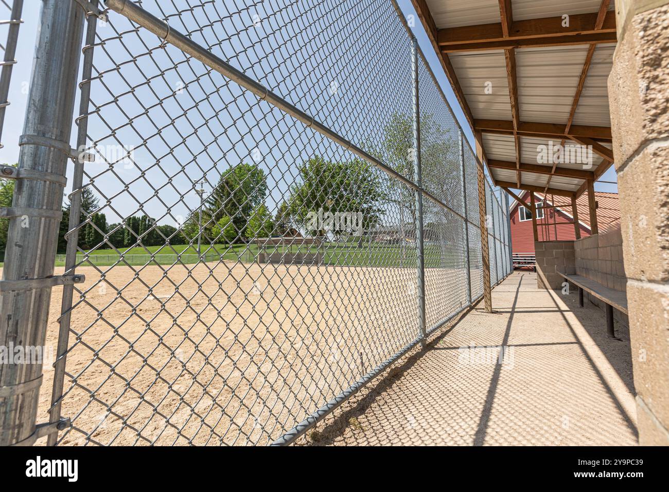 Blick von innen auf eine Baseballdugout mit Maschendrahtzaun Stockfoto
