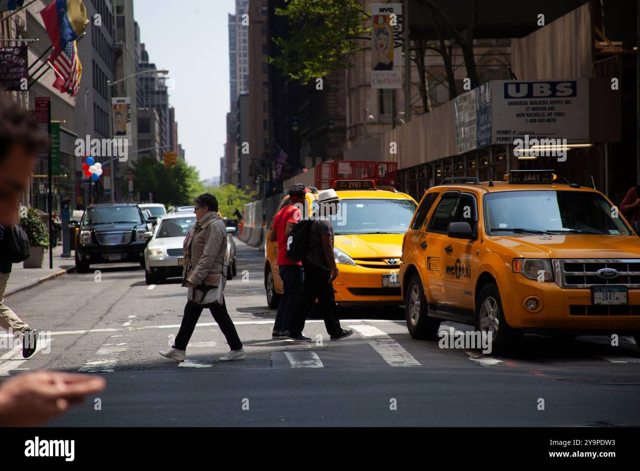 Fußgänger, die in New York City die Straße überqueren Stockfoto